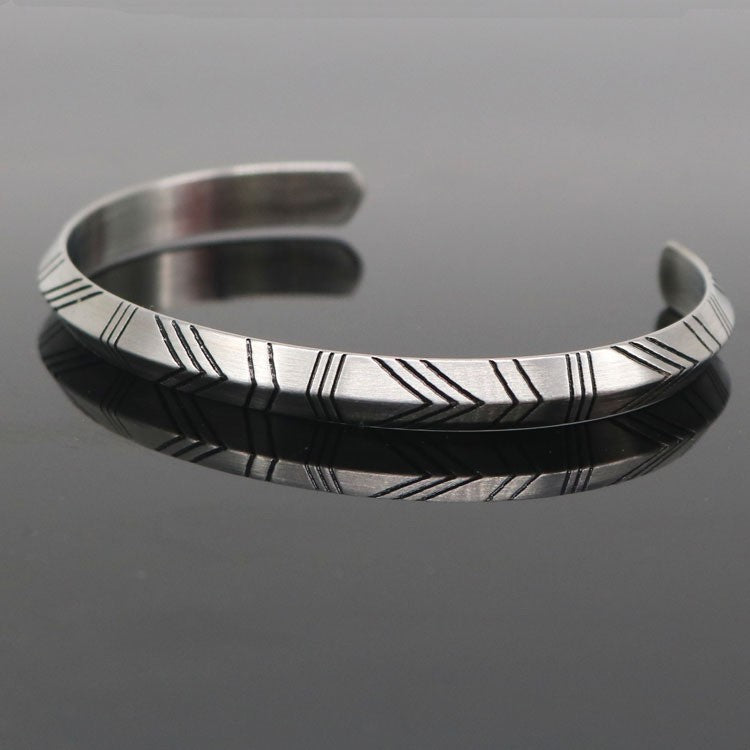 Silver bracelet with engraved pattern
stainless steel bracelet
luxury men's accessories
stylish men's bracelet
casual men's jewelry
elegant wrist bracelet
trendy men's accessories
gift for men